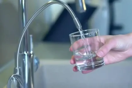 acces gratuit la apa potabila pentru cetateni in spitale aeroporturi statii de metrou si institutii publice dozatoare instate in zonele de asteptare holurile de acces si zonele cu trafic intens