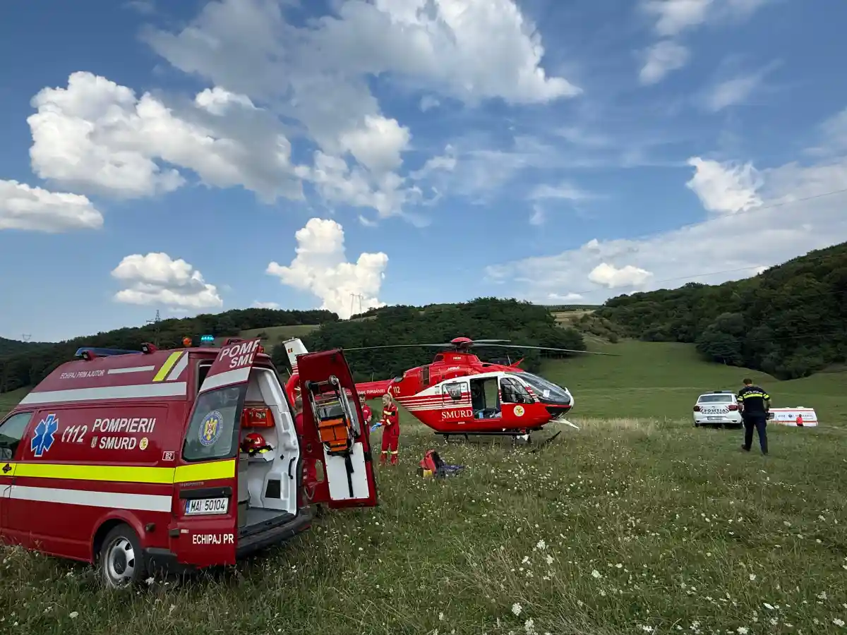 accident grav pe dn 66 un barbat de 74 de ani a fost resuscitat doi adolescenti si doi adulti au fost raniti in urma coliziunii dintre doua masini intervine elicopterul smurd