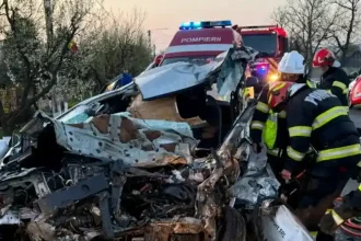 foto accident fatal pe dn 17 un decedat si doi raniti in urma coliziunii violente intre un autobuz si o masina