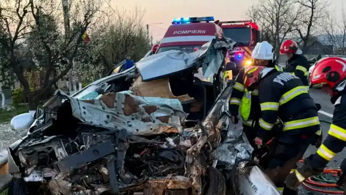 foto accident fatal pe dn 17 un decedat si doi raniti in urma coliziunii violente intre un autobuz si o masina