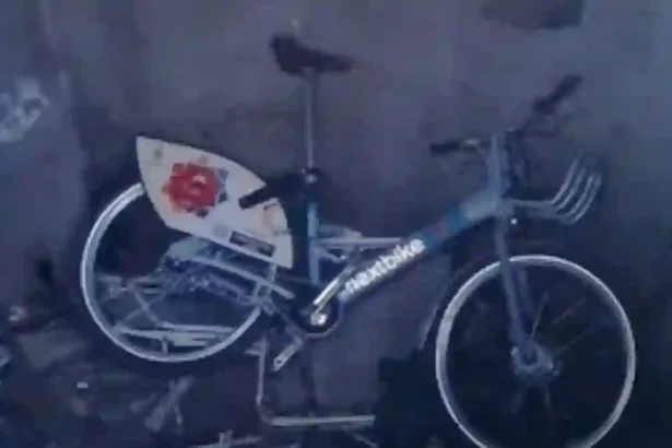 foto bicicleta din noul sistem de bike sharing descoperita intr un camin de canalizare la periferia unui teren viran din municipiu policia a gasit o cu ajutorul semnalului gps