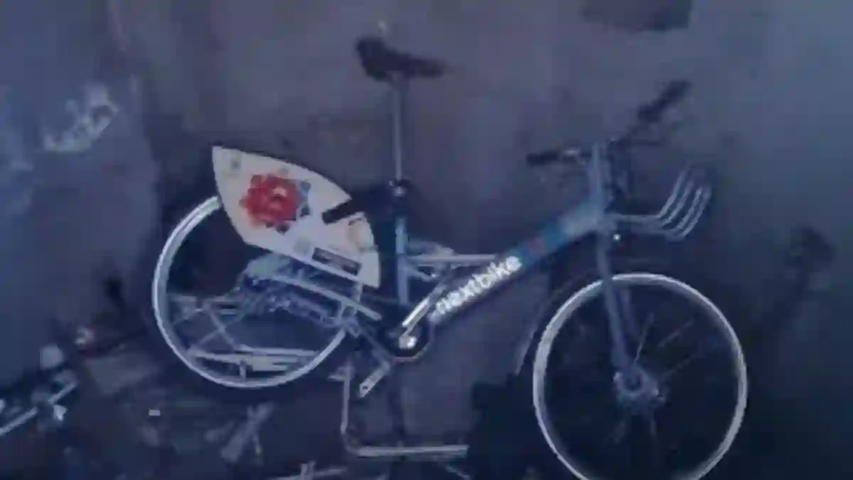 foto bicicleta din noul sistem de bike sharing descoperita intr un camin de canalizare la periferia unui teren viran din municipiu policia a gasit o cu ajutorul semnalului gps