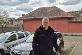 foto dovada de spirit civic in vinerea mare un politist local din aiud a gasit un portofel cu acte si bani in piata si l a returnat proprietarei acasa