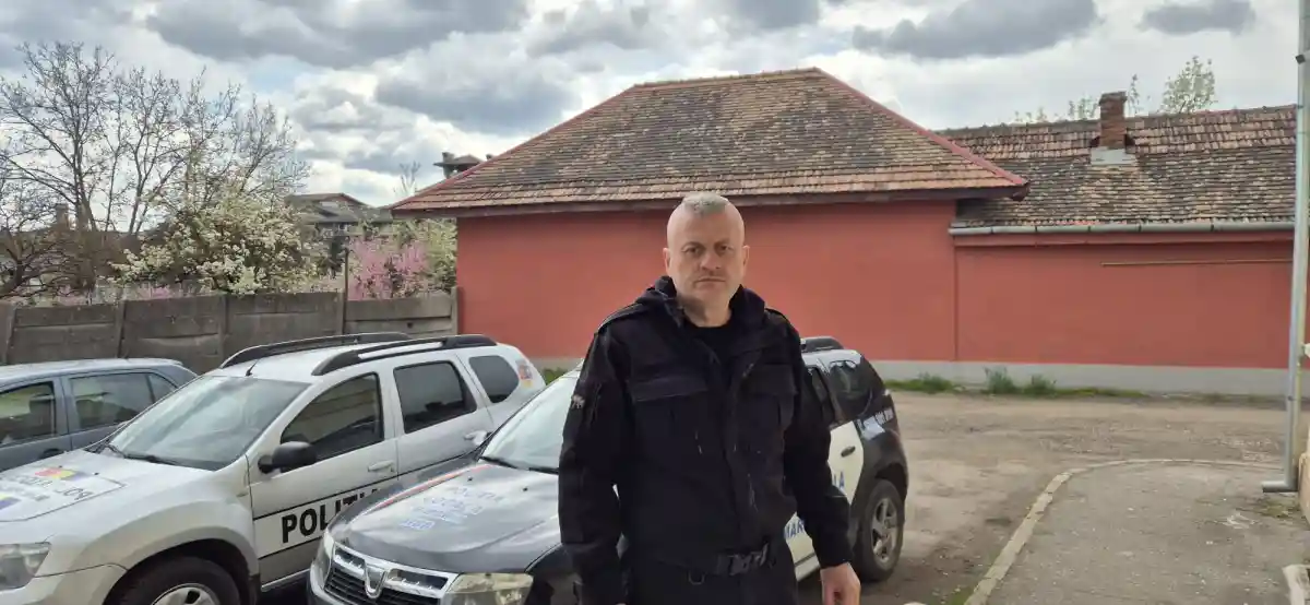 foto dovada de spirit civic in vinerea mare un politist local din aiud a gasit un portofel cu acte si bani in piata si l a returnat proprietarei acasa