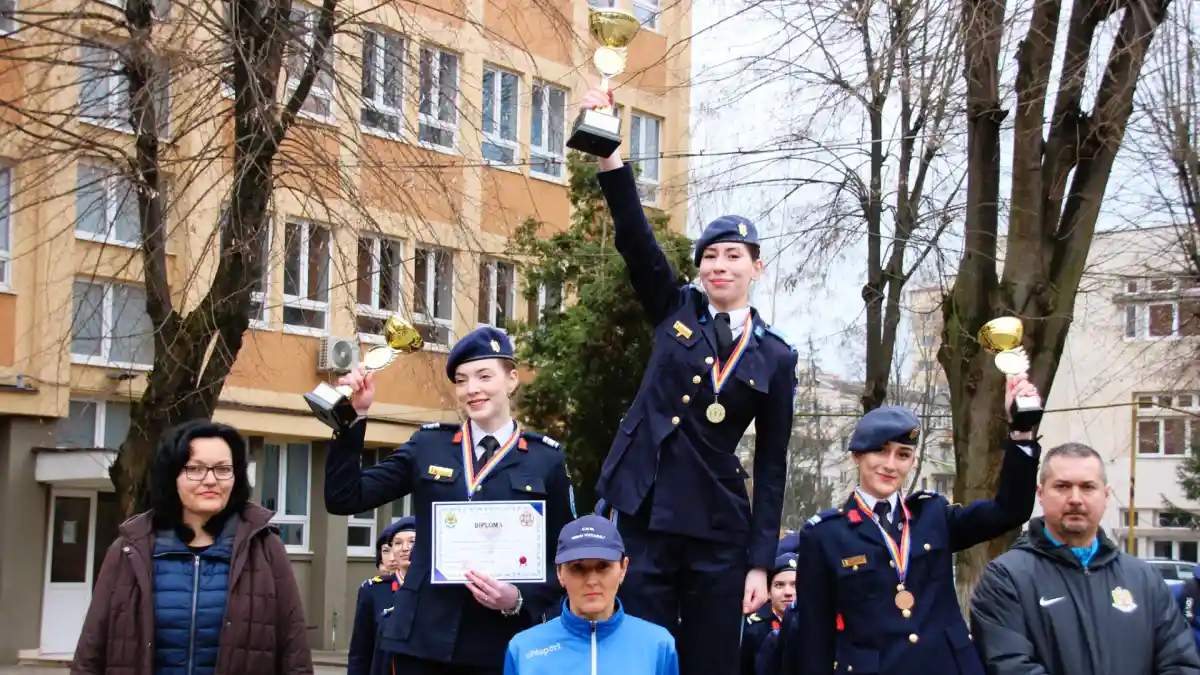 foto medalie de aur la volei feminin pentru elevii colegiului national militar mihai viteazul din alba iulia locul i in prima etapa a olimpiadei sportului militar licenal