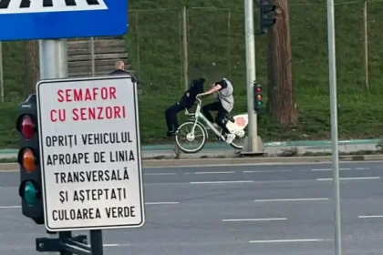 foto stirea ta impruden in alba iulia aa se produc accidentele doi tineri surprini pe acelai biciclet din noul sistem de bike sharing din oras