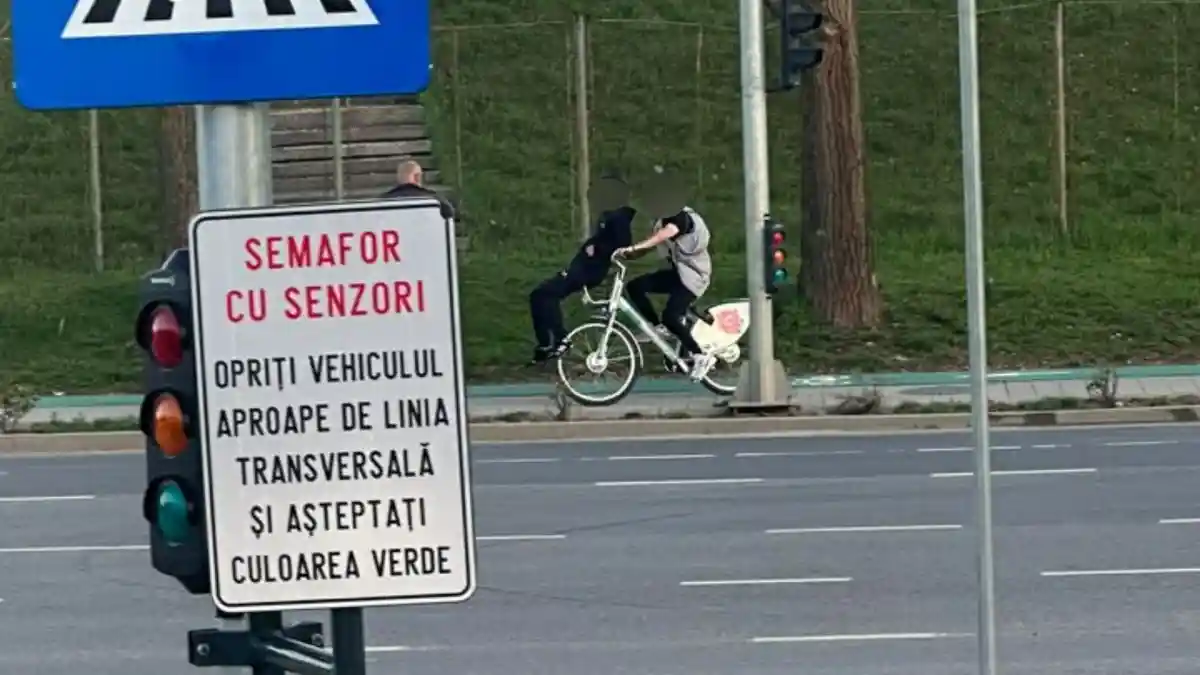 foto stirea ta impruden in alba iulia aa se produc accidentele doi tineri surprini pe acelai biciclet din noul sistem de bike sharing din oras