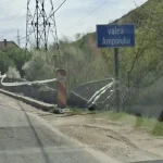 foto stirea ta trotuarul de la podul de pe dn 74 in sard aproape sa se prabuseasca complet se va distruge si drumul daca nu se efectueaza consolidarea