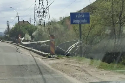 foto stirea ta trotuarul de la podul de pe dn 74 in sard aproape sa se prabuseasca complet se va distruge si drumul daca nu se efectueaza consolidarea