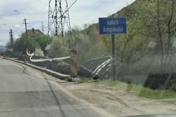 foto stirea ta trotuarul de la podul de pe dn 74 in sard aproape sa se prabuseasca complet se va distruge si drumul daca nu se efectueaza consolidarea