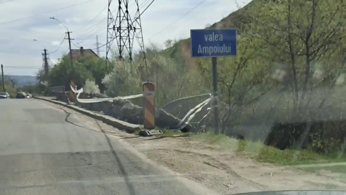 foto stirea ta trotuarul de la podul de pe dn 74 in sard aproape sa se prabuseasca complet se va distruge si drumul daca nu se efectueaza consolidarea