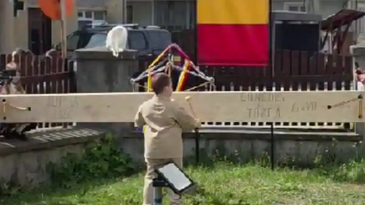 foto traditie la lupsa concurs de batut toaca in prima zi de paste castigatorii au fost recompensati cu diplome