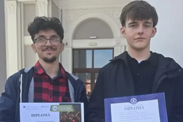 fotografie paul toader un tanar mot si elev al liceului horea cloca si crisan din abrud a obtinut mentiune la olimpiada nationala de geografie 2026 prestatie remarcabila si din partea lui alexandru pripon