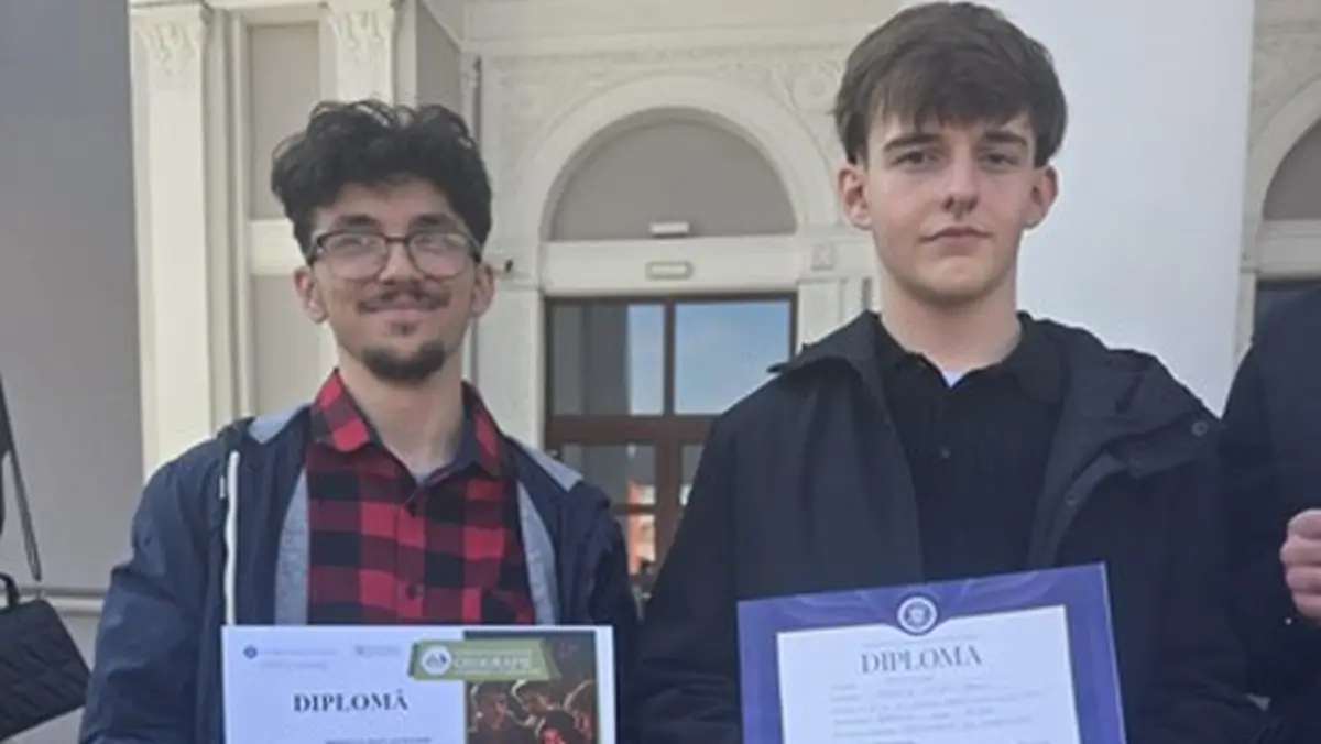 fotografie paul toader un tanar mot si elev al liceului horea cloca si crisan din abrud a obtinut mentiune la olimpiada nationala de geografie 2026 prestatie remarcabila si din partea lui alexandru pripon
