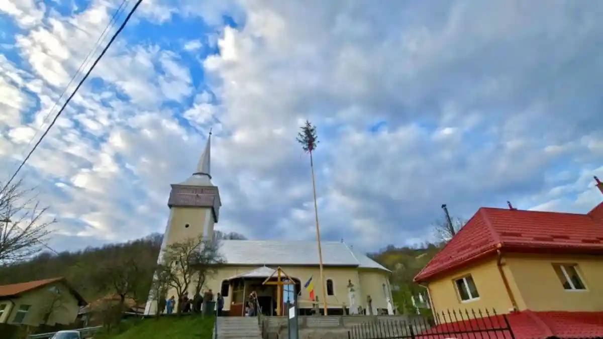 video cum bradul capata o semnificatie pascala intr un sat din alba impodobirea bradului de pasti 2026