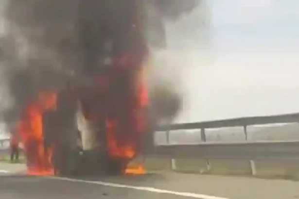 video incendiu pe autostrada a10 teius aiud o autoutilitara de transport marfi flacareste ca o torta