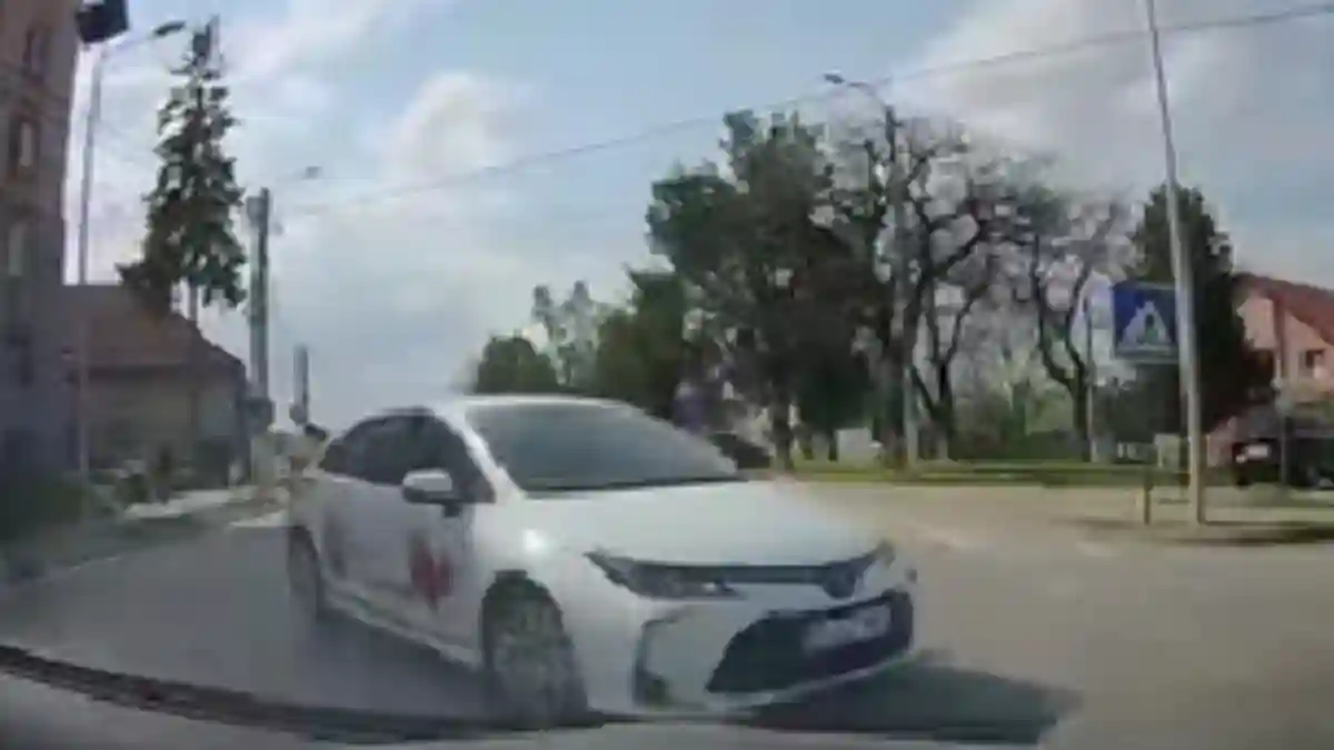 video la un pas de accident sofer kamikaze surprins in aiud aceasta intersectie ar trebui binecuvantata de cel putin cinci preoti