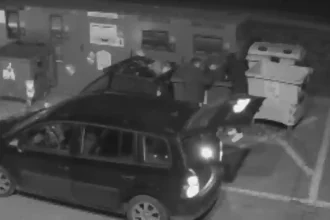 video nesimtire fara limite la aiud doi barbati au turnat un lichid intr o pubela de gunoi si au murdarit asfaltul nu vom tolera astfel de comportamente
