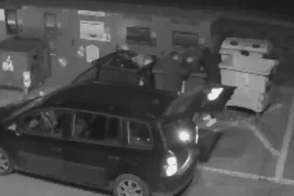 video nesimtire fara limite la aiud doi barbati au turnat un lichid intr o pubela de gunoi si au murdarit asfaltul nu vom tolera astfel de comportamente