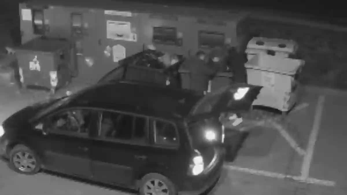 video nesimtire fara limite la aiud doi barbati au turnat un lichid intr o pubela de gunoi si au murdarit asfaltul nu vom tolera astfel de comportamente