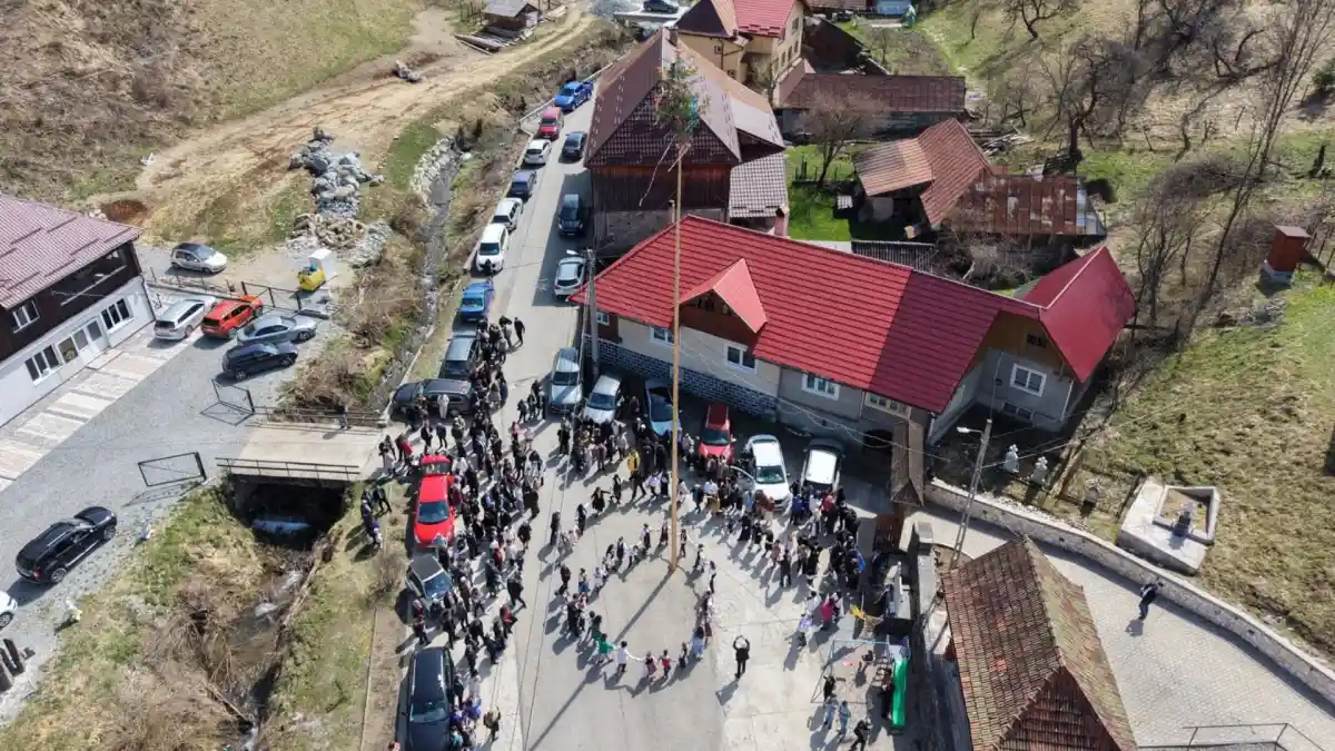video obicei de paste cu vechime de sute de ani in bucium poieni concursul de urcat pe sulita 2026 unic in apuseni
