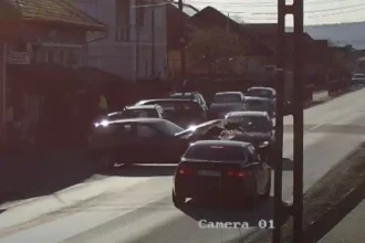 video stirea ta accidentul de la craciunelu de jos surprins de camere impact violent intre doua masini una dintre ele a fost aruncata intr o masina parcata
