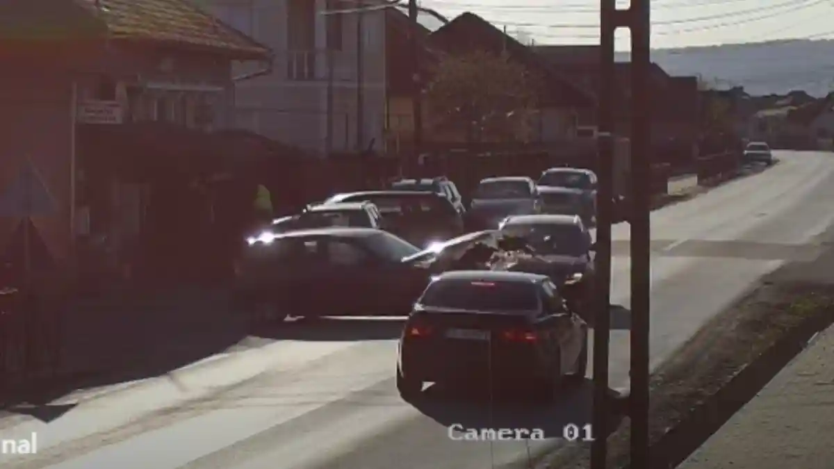 video stirea ta accidentul de la craciunelu de jos surprins de camere impact violent intre doua masini una dintre ele a fost aruncata intr o masina parcata