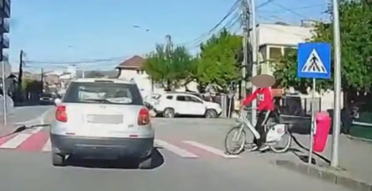 video stirea ta asa se produc accidentele biciclist surprins de o camera de bord in timp ce traverseaza strada neregulamentar tot el se plange ca nu i s a acordat prioritate