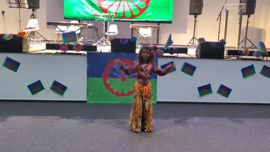 video ziua internationala a romilor celebrata la alba iulia elevii din comunitate cu realizari remarcabile premiati momente muzicale si artistice