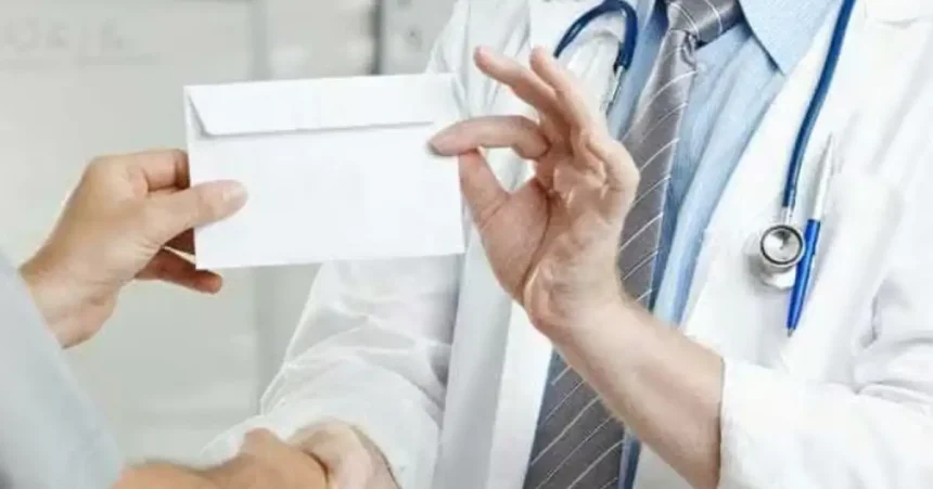 Adrian Ienea medicul din Sebes a fost condamnat la 6 ani de inchisoare pentru luare de mita in mod continuu