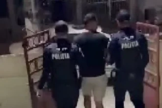 video tanar din teius retinut dupa ce a agresat o femeie intr un conflict legat de vanzarea unei masini complicele sau i a furat masina din curte
