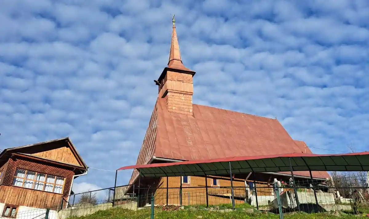 30 august 2026 Taina Sfantului Maslu de Obste la biserica de lemn din Lazesti Lacasul de cult construit in 1746 este un martor tacit al aproape trei secole de credinta rugaciune si istorie