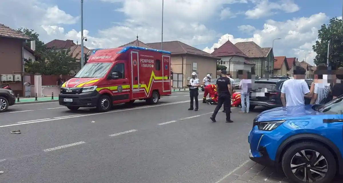 Accident de circulatie in Alba Iulia O motocicleta si un autoturism s au tam ponat pe strada Tudor Vladimirescu