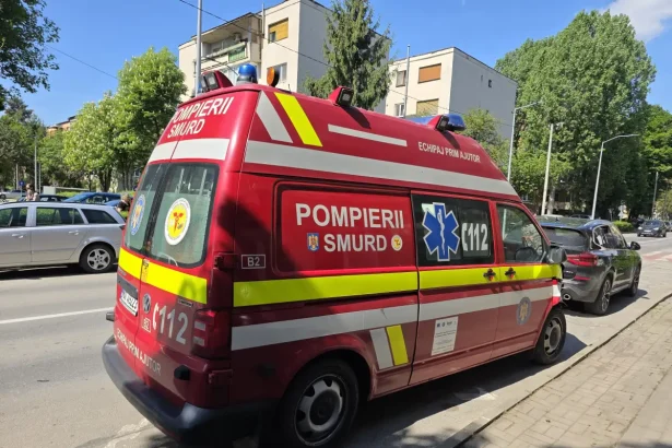 Accident de circulatie la Sebes Un autoturism s a rasturnat pe strada Decebal O persoana ranita primind ingrijiri medicale la fata locului