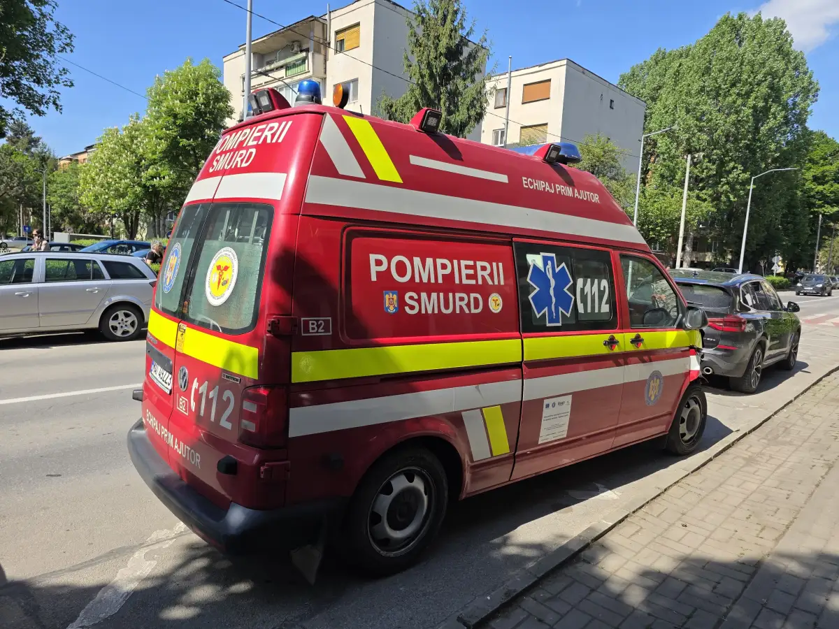 Accident de circulatie la Sebes Un autoturism s a rasturnat pe strada Decebal O persoana ranita primind ingrijiri medicale la fata locului