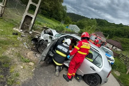 Accident pe DJ 107 M Un tanar de 21 de ani beat crita a pierdut controlul asupra masinii si a lovit un stalp de lemn si gardul unei case