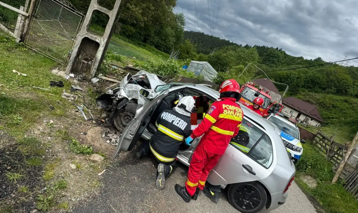 Accident pe DJ 107 M Un tanar de 21 de ani beat crita a pierdut controlul asupra masinii si a lovit un stalp de lemn si gardul unei case