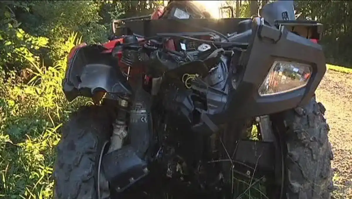 Accident pe DN 74 la Botesti Zlatna Un barbat de 45 de ani ranit dupa ce ATV ul pe care il conducea a intrat in coliziune cu o masina