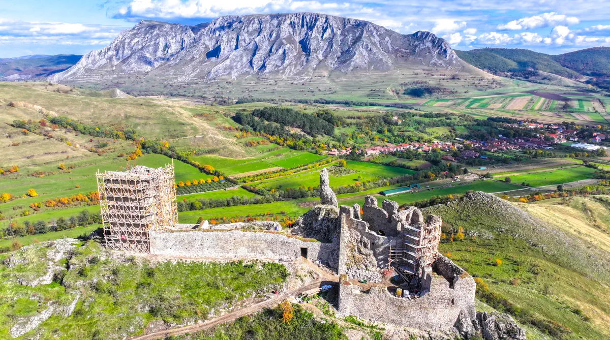 Apa cu taraita cand sus cand jos intr un sat turistic din Alba Care este