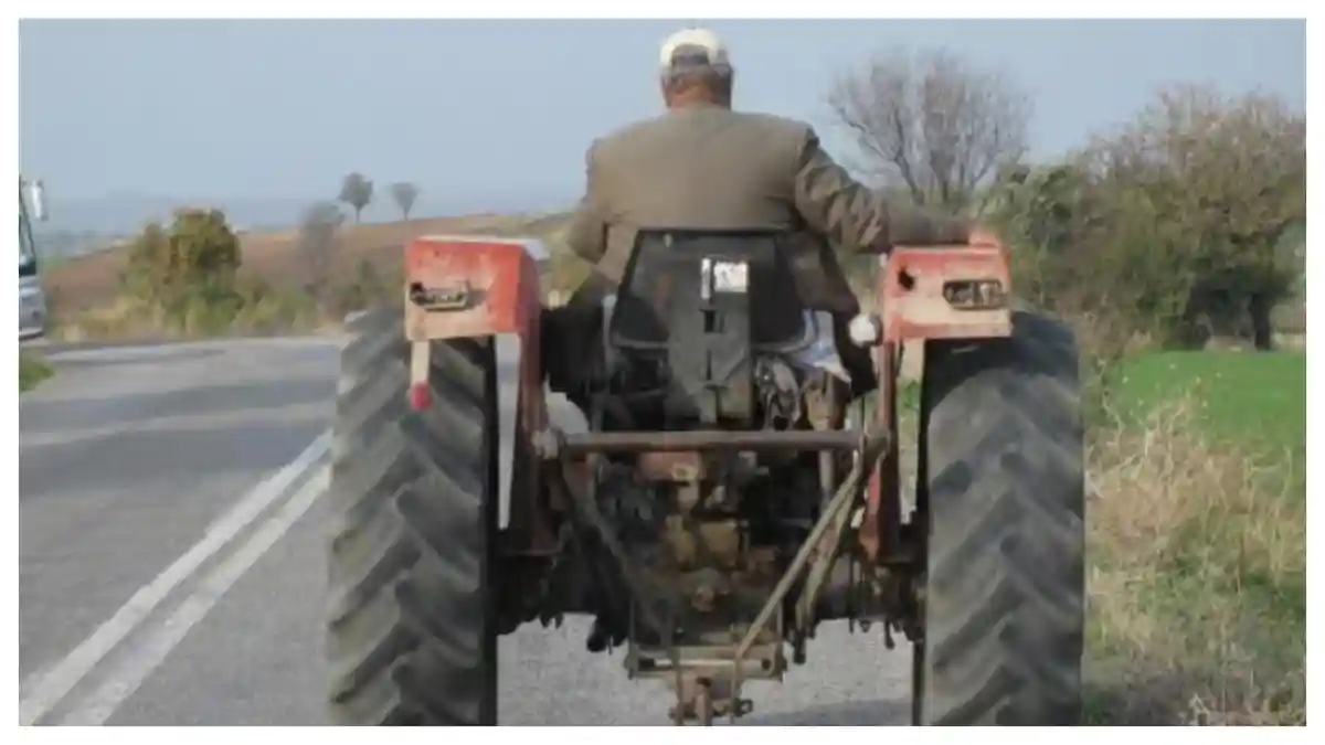 Barbat aflat sub influenta alcoolului si fara permis retinut de politisti a lovit un stalp de electricitate din Farau cu un tractor ce alcoolemie avea