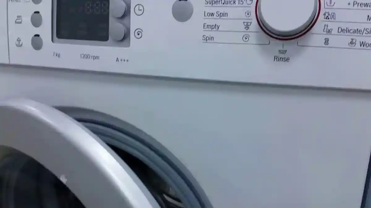 Ce semnifica simbolurile de pe masina de spalat Ce reprezinta spirala floarea de bumbac si alte pictograme De ce sunt esentiale simbolurile de pe etichetele imbracamintei
