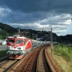 Circulatia feroviara temporar suspendata pe Magistrala 300 intre Aiud si Unirea din cauza ruperii firului de contact Ce trenuri raman stationate pe traseu
