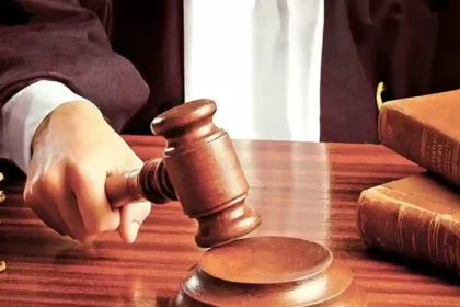 Cum a evitat inchisoarea proprietarul a doi caini din Ocna Mures implicat intr un incident pe strada Si a indemnat caii prin lovirea cu lesa si prin comanda ia l