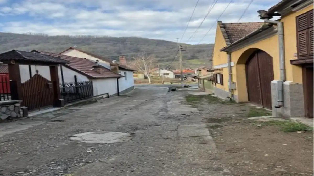 Cum vor fi amenajate trotuarele de a lungul Transalpinei intr un sat din Alba Un proiect extins de modernizare a strazilor