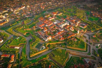 De ce turistii nu raman in Alba Iulia Un antreprenor acuza lipsa promovarii Cetatii Alba Carolina Ajunge aici se plimba doua ore si pleaca