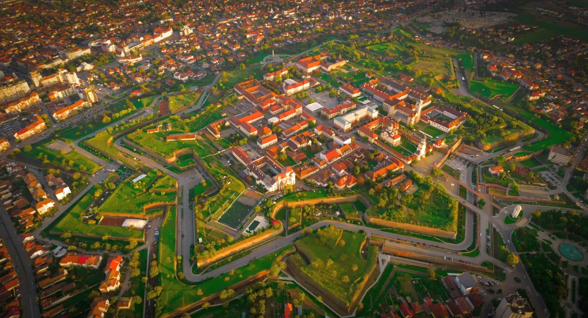 De ce turistii nu raman in Alba Iulia Un antreprenor acuza lipsa promovarii Cetatii Alba Carolina Ajunge aici se plimba doua ore si pleaca