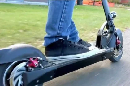 Doua fete de 10 si 11 ani ranite dupa ce au nimerit cu o trotineta electrica intro masina care circula corect Au fost duse la spital