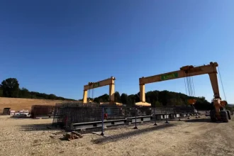 FOTO A demarat produc tia de grinzi pe shantierul autostrazii A1 Margina Holdea Vor fi folosite peste 440 de grinzi