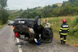 FOTO Accident de circulatie pe DJ 107M O masina s a rasturnat la iesirea din Feleud spre Magina