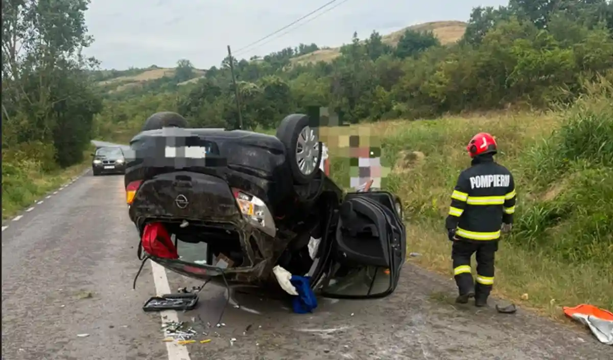 FOTO Accident de circulatie pe DJ 107M O masina s a rasturnat la iesirea din Feleud spre Magina